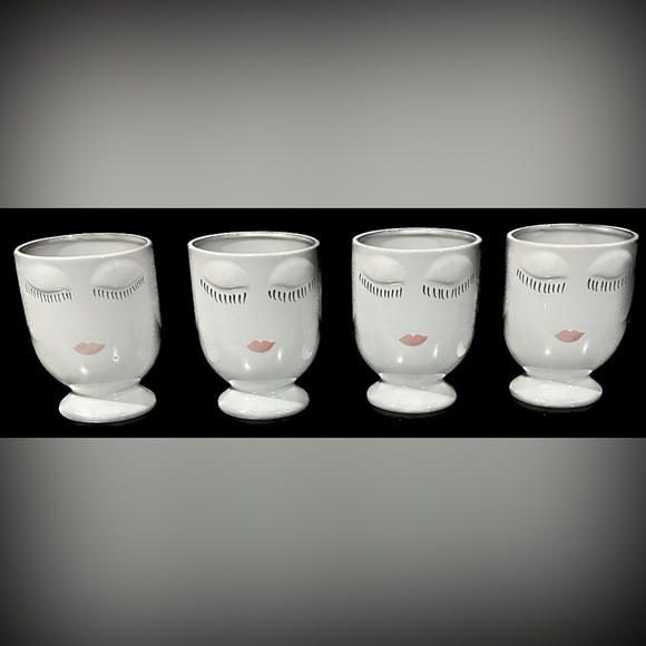 Set of 4 make up accessory dishes. - Picture 1 of 1